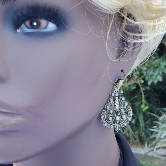 Vintage Pierced lightweight earrings - Picture 3 of 8